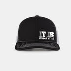 IT IS WHAT IT IS Printed Mesh Trucker Hat - Justerbar, Åndbar Baseballkasket til Afslappet Udendørsbrug, Unisex Solbeskyttelse